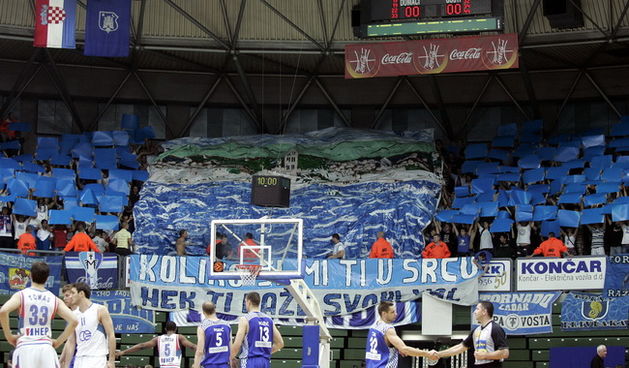 Zagreb, 050610.
KC Drazen Petrovic.
Trg Drazena Petrovica 3.
3. kosarkaska utakmica finala doigravanja izmedju Cibone i Zadra.
Na slici: Navijaci Zadra.
Foto: Goran Mehkek / CROPIX
