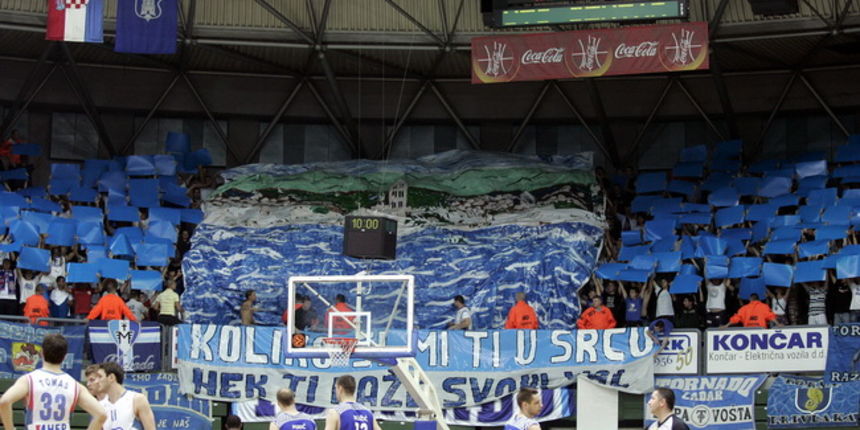 Zagreb, 050610.
KC Drazen Petrovic.
Trg Drazena Petrovica 3.
3. kosarkaska utakmica finala doigravanja izmedju Cibone i Zadra.
Na slici: Navijaci Zadra.
Foto: Goran Mehkek / CROPIX Zagreb, 050610.
KC Drazen Petrovic.
Trg Drazena Petrovica 3.
3. kosarkaska utakmica finala doigravanja izmedju Cibone i Zadra.
Na slici: Navijaci Zadra.
Foto: Goran Mehkek / CROPIX