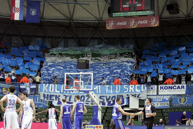 Zagreb, 050610.
KC Drazen Petrovic.
Trg Drazena Petrovica 3.
3. kosarkaska utakmica finala doigravanja izmedju Cibone i Zadra.
Na slici: Navijaci Zadra.
Foto: Goran Mehkek / CROPIX Zagreb, 050610.
KC Drazen Petrovic.
Trg Drazena Petrovica 3.
3. kosarkaska utakmica finala doigravanja izmedju Cibone i Zadra.
Na slici: Navijaci Zadra.
Foto: Goran Mehkek / CROPIX