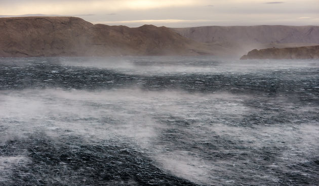 Olujna bura u Velebitskom kanalu, 26.10.2010. – foto: Ivan Toman