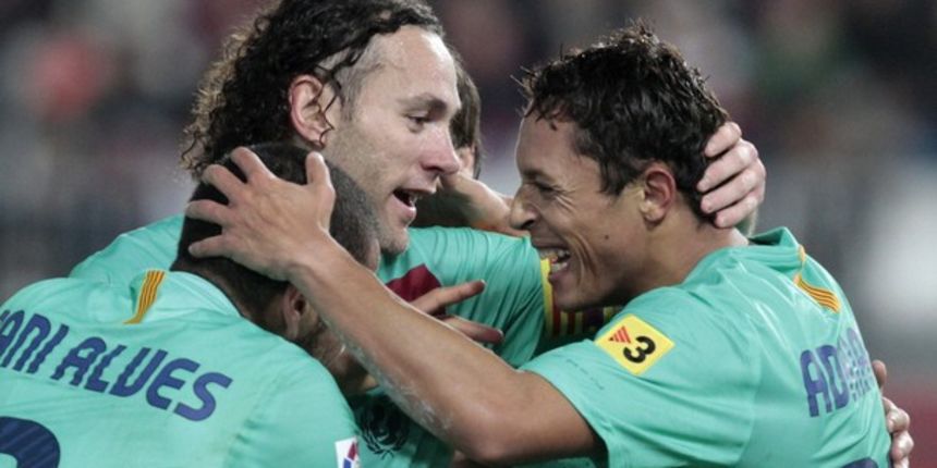 Barcelona’s Adriano (R) celebrates with team-mates Daniel Alves and Milito // Reuters