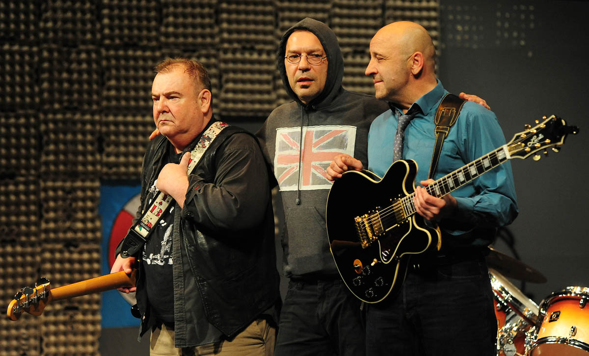 Zadar, 13.3.2014. snimio: Nenad Marčev 
Borivoj Radaković 
GRUPA 
redatelj: Mario Kovač 
igraju: Sreten Mokrović, Ranko Zidarić, 
Ivica Zadro i Iva Visković 
Kazalište KNAP (Kazalište na Peščenici) 
Dvorana HNK Zadar