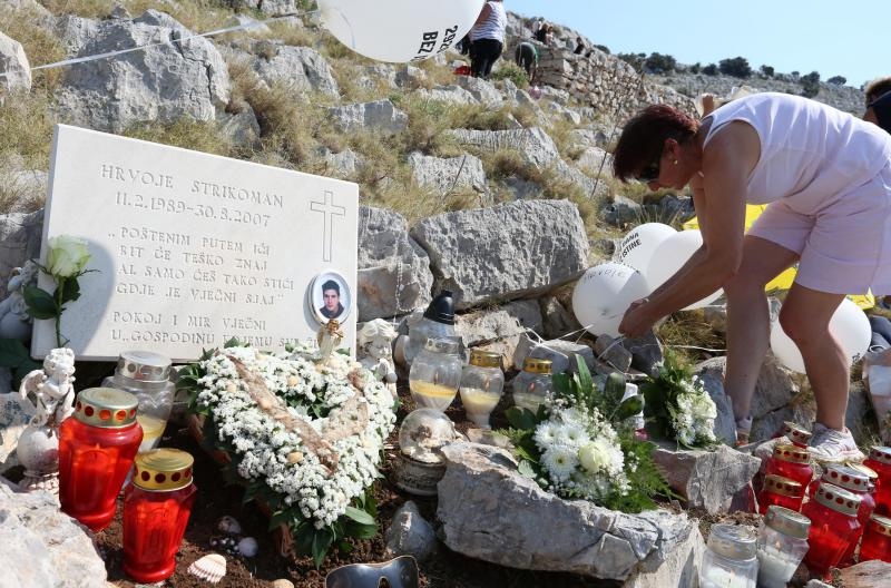 30.08.2015., Kornati – Na otoku Kornatu obiljezena je 8. obljetnica stradanja 12 vatrogasaca iz Sibenika, Vodica i Tisnog. Photo: Dusko Jaramaz/PIXSELL 30.08.2015., Kornati – Na otoku Kornatu obiljezena je 8. obljetnica stradanja 12 vatrogasaca iz Sibenika, Vodica i Tisnog. Photo: Dusko Jaramaz/PIXSELL