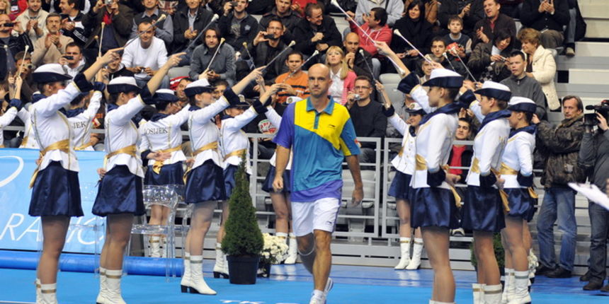 Osijek, 091210.
U osjeckoj dvorani Gradski vrt odigrat ce se humanitarni teniski spektakl, odnosno dvoboj Gorana Ivanisevica i Ivana Ljubicica. Cilj cijele manifestacije je humanitarnog karaktera. Prikupljena sredstva ici ce za pomoc pri lijecenju hrvats Osijek, 091210.
U osjeckoj dvorani Gradski vrt odigrat ce se humanitarni teniski spektakl, odnosno dvoboj Gorana Ivanisevica i Ivana Ljubicica. Cilj cijele manifestacije je humanitarnog karaktera. Prikupljena sredstva ici ce za pomoc pri lijecenju hrvats