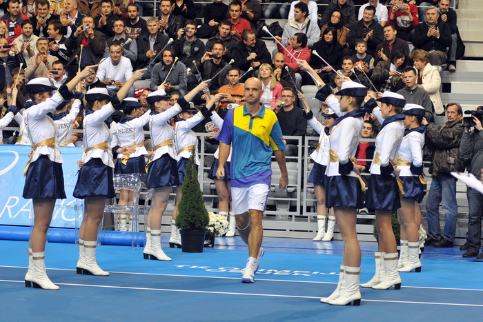 Osijek, 091210.
U osjeckoj dvorani Gradski vrt odigrat ce se humanitarni teniski spektakl, odnosno dvoboj Gorana Ivanisevica i Ivana Ljubicica. Cilj cijele manifestacije je humanitarnog karaktera. Prikupljena sredstva ici ce za pomoc pri lijecenju hrvats Osijek, 091210.
U osjeckoj dvorani Gradski vrt odigrat ce se humanitarni teniski spektakl, odnosno dvoboj Gorana Ivanisevica i Ivana Ljubicica. Cilj cijele manifestacije je humanitarnog karaktera. Prikupljena sredstva ici ce za pomoc pri lijecenju hrvats