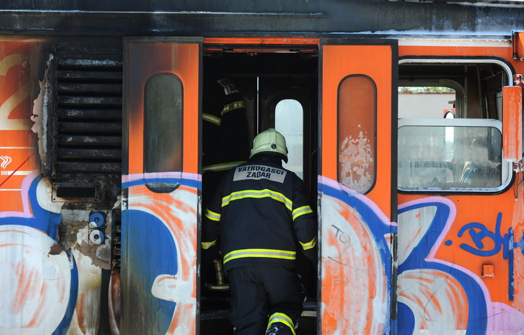 Zadar, 100911.
Na zadarskom zeljeznickom kolodvoru danas oko 12 sati zapalio se klima uredjaj u sinobusu. Nitko nije ozljedjen.
Foto: Andrija Lucic / CROPIX Zadar, 100911.
Na zadarskom zeljeznickom kolodvoru danas oko 12 sati zapalio se klima uredjaj u sinobusu. Nitko nije ozljedjen.
Foto: Andrija Lucic / CROPIX