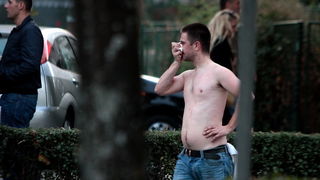 Sarajevo, 061011. 
Navijacki neredi oko i na stadionu Grbavica sat vremena prije prijateljske utakmice izmedju Zeljeznicara i Hajduka. 
Navijaci Hajduka (navodno iz BIH) usli su na juznu tribinu unistavajuci koreografiju domacih navijaca. 
Nakon masovne t