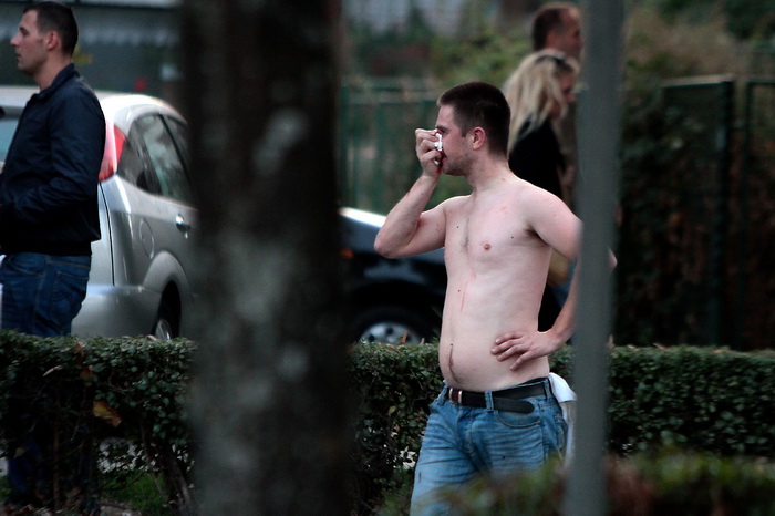 Sarajevo, 061011. 
Navijacki neredi oko i na stadionu Grbavica sat vremena prije prijateljske utakmice izmedju Zeljeznicara i Hajduka. 
Navijaci Hajduka (navodno iz BIH) usli su na juznu tribinu unistavajuci koreografiju domacih navijaca. 
Nakon masovne t