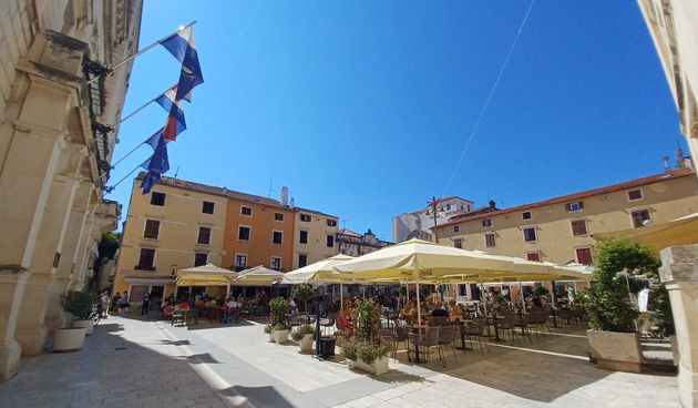 Narodni trg, gradska uprava, kolovoz, ljeto