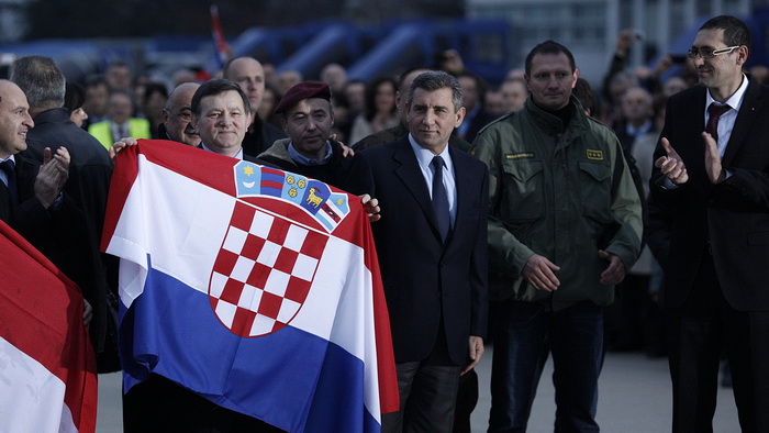 Zagreb, 161112.
Pleso.
Nakon oslobadjajuce presude i provedenih 7 i 5 godina u Haaskom pritvoru, generali Ante Gotovina i Mladen Markac posebnim Vladinim zrakoplovom sletjeli su oko 16h na zagrebacki aerodrom.
Na fotografiji: Mladen Markac, Ante Gotovina,