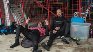 Južina nekima donosi glavobolju, surferima i kajterima je prava radost. Tako je bilo i jučer. Na biogradskoj plaži Dražica okupilo se dvadesetak ljubitelja vjetra, većina iz kiteboarding kluba Badevana-surf iz Zagreba. Iako su po meteorološkoj prognozi oč