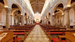 Katedrala sv. Stosije. Danasnja katedrala je trobrodna romanicka gradjevina, ujedno i najveca crkva u Dalmaciji. Unutrasnjost katedrale je monumentalna. Photo: Dino Stanin/PIXSELL