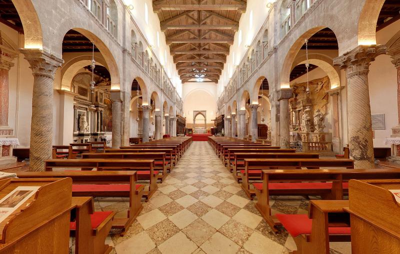 Katedrala sv. Stosije. Danasnja katedrala je trobrodna romanicka gradjevina, ujedno i najveca crkva u Dalmaciji. Unutrasnjost katedrale je monumentalna. Photo: Dino Stanin/PIXSELL