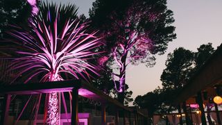 Dalmacija je dobila novo lounge mjesto koje će vas razvesliti u toplim ljetnim danima. Putujte osjećajima kroz predivnu lokaciju novog Makarana beach kluba koji se smjestio na prekrasnoj plaži u srcu Makarske rivijere s veličanstvenim pogledom na Jadransk