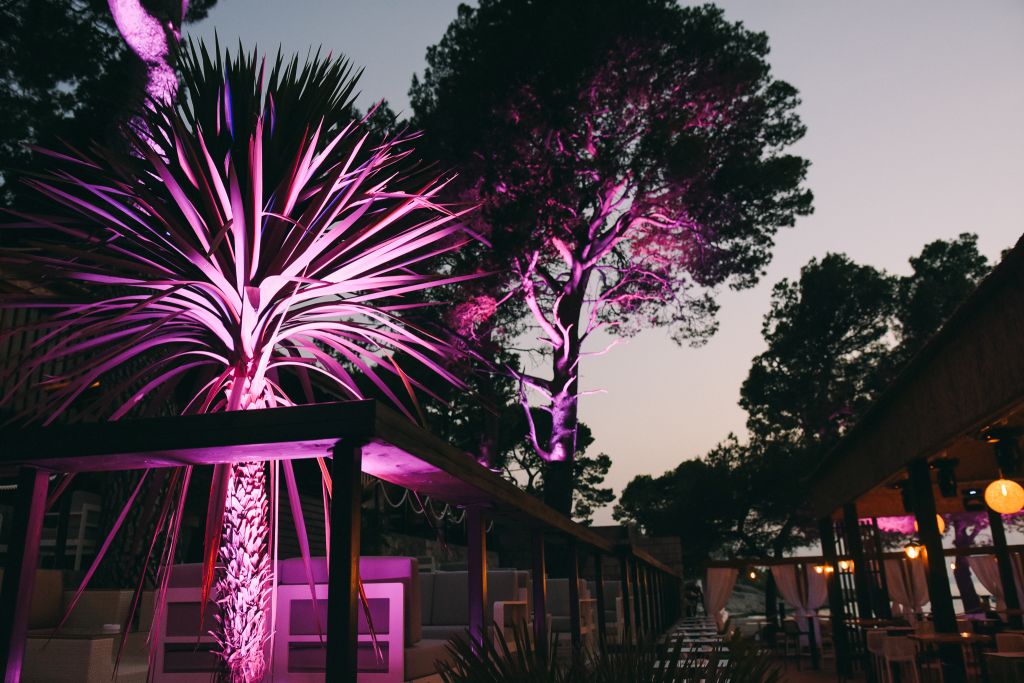 Dalmacija je dobila novo lounge mjesto koje će vas razvesliti u toplim ljetnim danima. Putujte osjećajima kroz predivnu lokaciju novog Makarana beach kluba koji se smjestio na prekrasnoj plaži u srcu Makarske rivijere s veličanstvenim pogledom na Jadransk