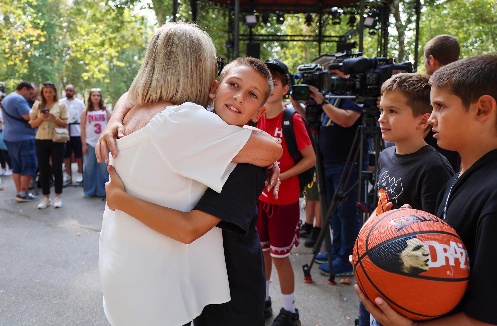 Druženje s košakašima povodom 60. rođendana Dražena Petrovića Druženje s košakašima povodom 60. rođendana Dražena Petrovića