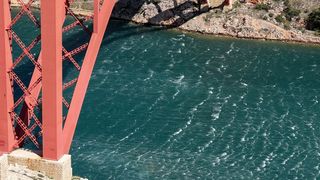 Maslenički most na udaru jake bure Maslenički most na udaru jake bure