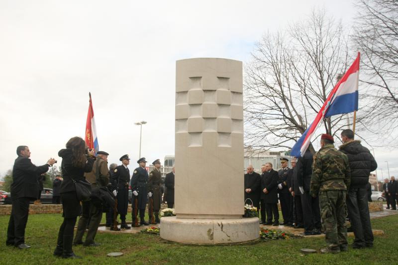 21.01.2014., Zadar – Predsjednik Hrvatskog sabora Josip Leko i ministar branitelja Predrag Matic polozili su vijence u sklopu 21. obljetnice vojno-redarstvene operacije Maslenica ’93. Photo: Dino Stanin/PIXSELL 21.01.2014., Zadar – Predsjednik Hrvatskog sabora Josip Leko i ministar branitelja Predrag Matic polozili su vijence u sklopu 21. obljetnice vojno-redarstvene operacije Maslenica ’93. Photo: Dino Stanin/PIXSELL