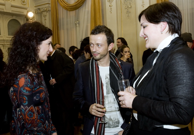 Rijeka, 200112.
U Hrvatskom narodnom kazalistu Ivan Zajc odrzana je premijera baleta Carmina Burana autora Carla Orffa.
Djelo je za Balet postavio poznati portugalski koreograf Hugo Viera, a glazbu su izveli orkestar i zbor kazalista i djeciji zbor Torret