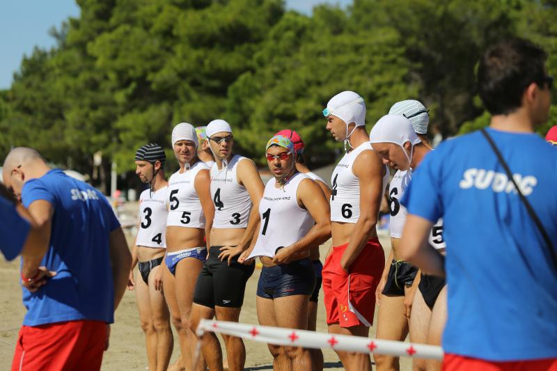 Na plaži u Zatonu kod Zadra održan je tečaj Hrvatskog crvenog križa za  djevojke i mladiće kako bi dobili licencu za spasioce na plažama Zadarske županije. Photo: Filip Brala/PIXSELL