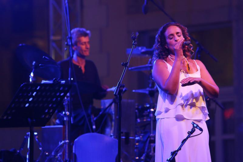 Opis 04.07.2014., Zadar – Na poljani Sime Budinica odrzan je koncert izraelske dive Noe i Love Medicine Banda. Photo: Filip Brala/PIXSELL Autor Filip Brala/PIXSELL Ključne riječi koncert, Noa, concert, konzert, Achinoam Nini, pjevacica, izraelska pjev Opis 04.07.2014., Zadar – Na poljani Sime Budinica odrzan je koncert izraelske dive Noe i Love Medicine Banda. Photo: Filip Brala/PIXSELL Autor Filip Brala/PIXSELL Ključne riječi koncert, Noa, concert, konzert, Achinoam Nini, pjevacica, izraelska pjev