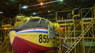 Tehničari cijelu noć pripremali avione za gašenje požara Tehničari cijelu noć pripremali avione za gašenje požara