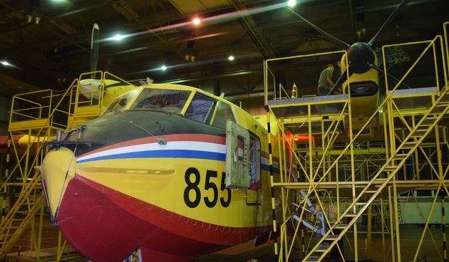 Tehničari cijelu noć pripremali avione za gašenje požara