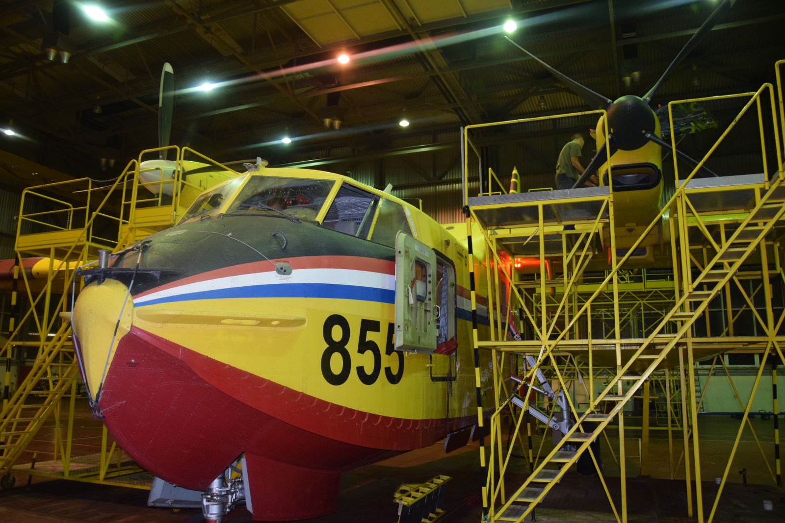 Tehničari cijelu noć pripremali avione za gašenje požara Tehničari cijelu noć pripremali avione za gašenje požara