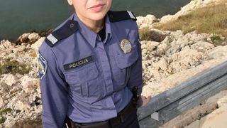 Policajka Petra Mitrović pružila je prvu pomoć unesrećenom motociklistu i bila uz njega do dolaska GSS-a koji ga je izvukla iz provalije. Photo: Dino Stanin/PIXSELL Policajka Petra Mitrović pružila je prvu pomoć unesrećenom motociklistu i bila uz njega do dolaska GSS-a koji ga je izvukla iz provalije. Photo: Dino Stanin/PIXSELL