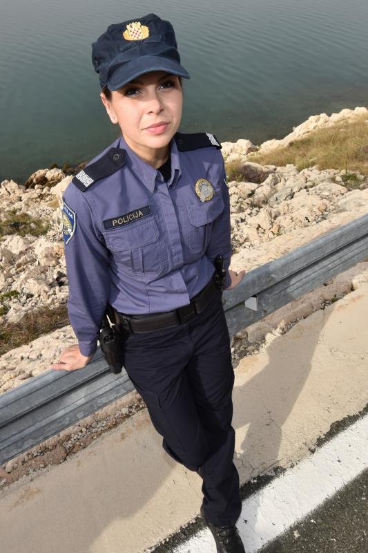 Policajka Petra Mitrović pružila je prvu pomoć unesrećenom motociklistu i bila uz njega do dolaska GSS-a koji ga je izvukla iz provalije. Photo: Dino Stanin/PIXSELL Policajka Petra Mitrović pružila je prvu pomoć unesrećenom motociklistu i bila uz njega do dolaska GSS-a koji ga je izvukla iz provalije. Photo: Dino Stanin/PIXSELL