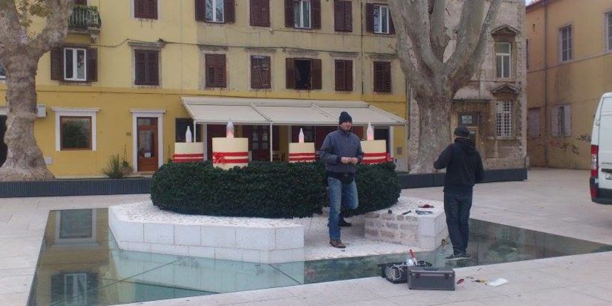 Adventski vijenac stigao na Trg Petra Zoranića