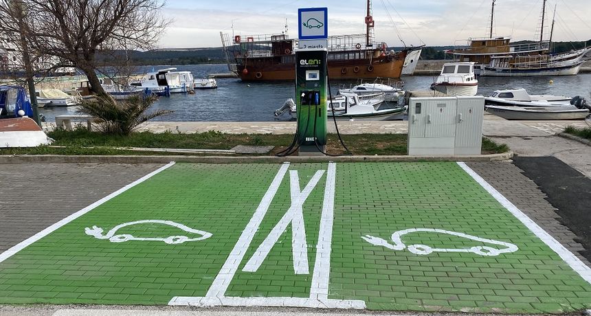 Punionica električnih vozila na Pašmanu krenula s radom Punionica električnih vozila na Pašmanu krenula s radom