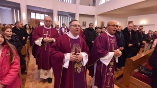 Kistanje: Zadarski nadbiskup Želimir Puljić blagoslovio relikvije sv. Nikole. Foto: Hrvoje Jelavić/PIXSELL Kistanje: Zadarski nadbiskup Želimir Puljić blagoslovio relikvije sv. Nikole. Foto: Hrvoje Jelavić/PIXSELL