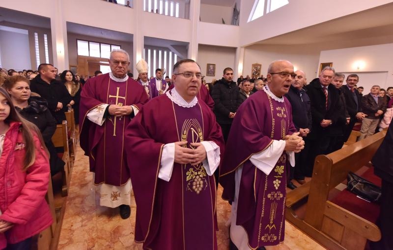 Kistanje: Zadarski nadbiskup Želimir Puljić blagoslovio relikvije sv. Nikole. Foto: Hrvoje Jelavić/PIXSELL Kistanje: Zadarski nadbiskup Želimir Puljić blagoslovio relikvije sv. Nikole. Foto: Hrvoje Jelavić/PIXSELL