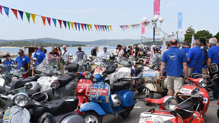 Spektakularni defile vespaša, foto: Vinko Pešić Spektakularni defile vespaša, foto: Vinko Pešić
