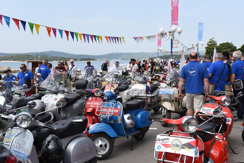 Spektakularni defile vespaša, foto: Vinko Pešić Spektakularni defile vespaša, foto: Vinko Pešić
