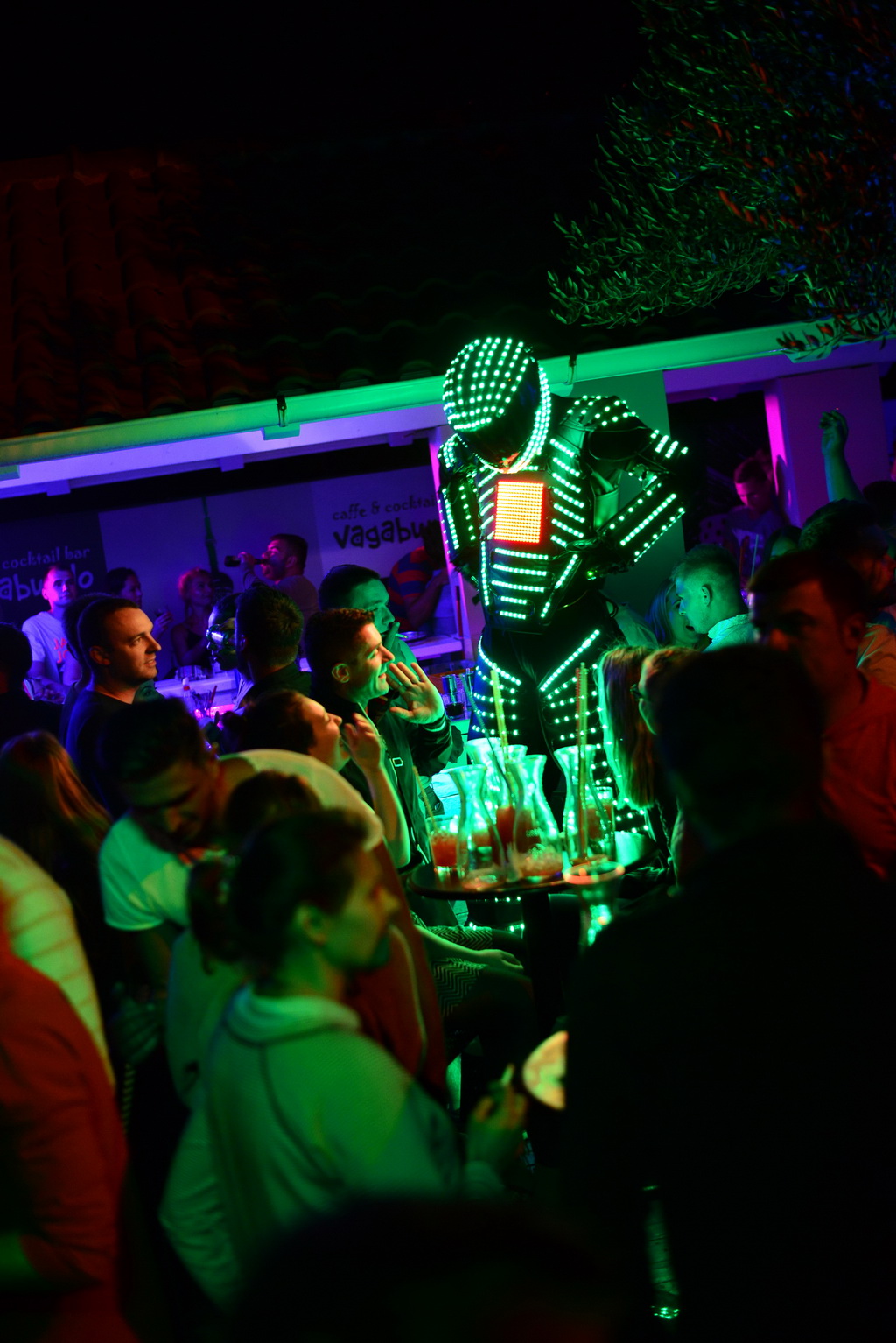 Nostromo & Vagabundo Vir: DJ Djuka i Led robot Nostromo & Vagabundo Vir: DJ Djuka i Led robot