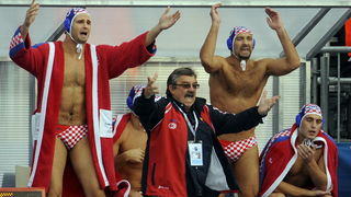 Zagreb, 070910.
Bazen na Savi.
29. Europsko Prvenstvo u vaterpolu, prva polufinalna susret izmedju Hrvatske i Srbije.
Na slici: Ratko Rudic izbornik na klupi.
Foto: Drago Sopta / CROPIX