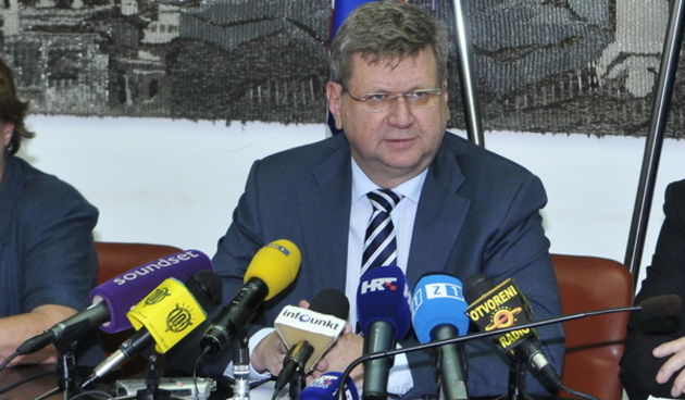 Zagreb, 030812.
Ministarstvo rada i mirovinskoga sustava predstavilo je  danas  nacrt prijedloga zakona o zastiti na radu te pocetak javne rasprave koja ce biti organizirana putem javnih tribina u vise gradova Hrvatske te na webu Ministarstva, a trajat ce