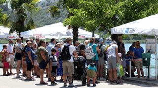 Skradin pun turista, za posjet Nacionalnom parku Krka čeka se u redu Skradin pun turista, za posjet Nacionalnom parku Krka čeka se u redu