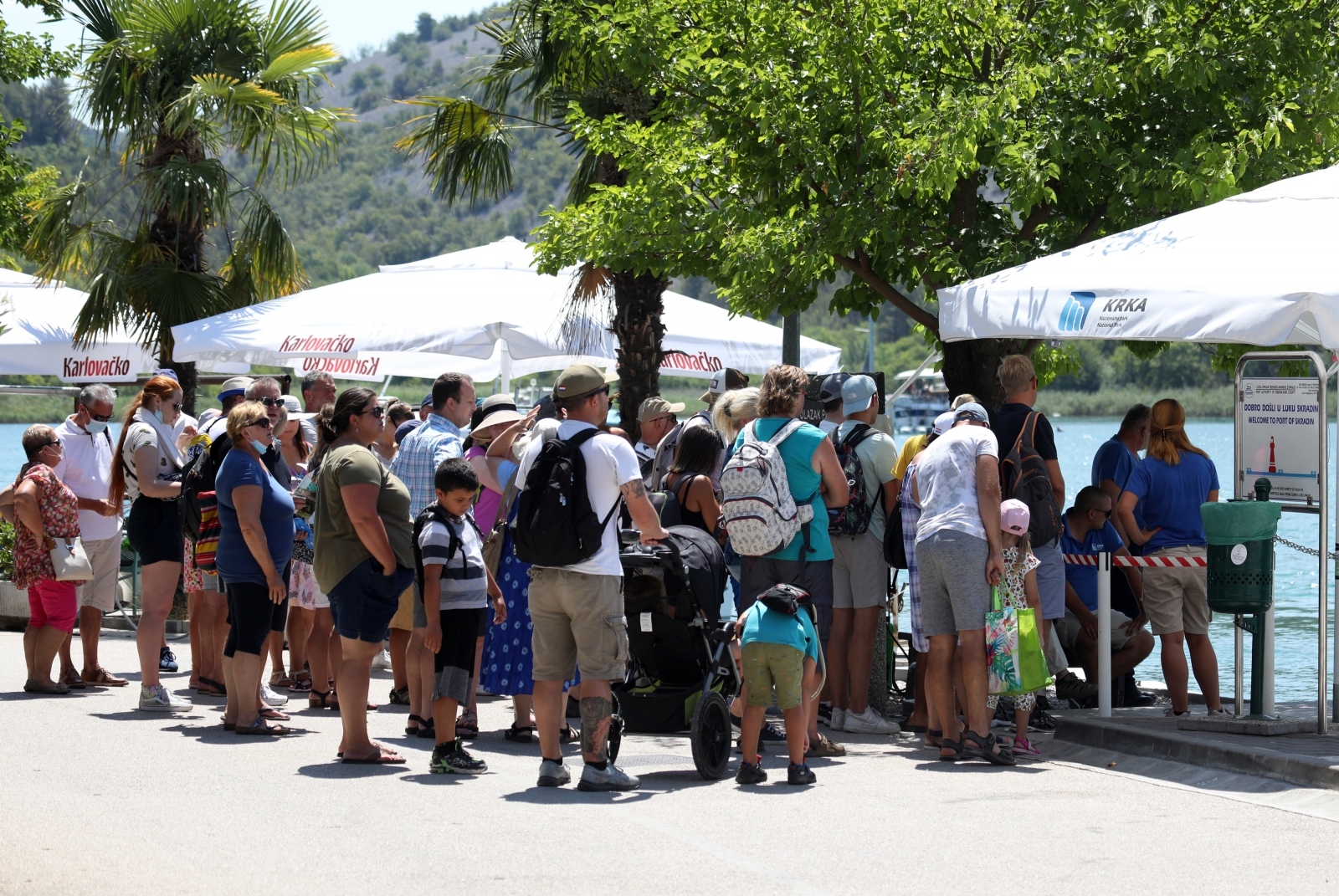 Skradin pun turista, za posjet Nacionalnom parku Krka čeka se u redu Skradin pun turista, za posjet Nacionalnom parku Krka čeka se u redu