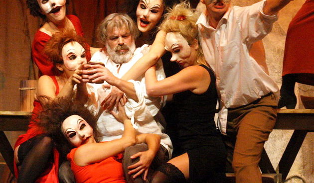 Zadar, 181010.
Kazalista lutaka Zadar u crkvi Sv. Dominika, veceras je premijerno izvelo predstava Michelangelo Buonarroti nastala prema drami Miroslava Krleze. Reziju i prilagodbu teksta potpisuje Drazen Ferencina, Michelangela igra Zlatko Kosta, a lik p