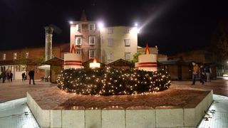 Upaljene prve adventske svijeće u crkvi sv. Šime i na Trgu Petra Zoranića