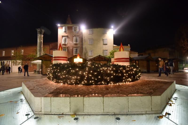 Upaljene prve adventske svijeće u crkvi sv. Šime i na Trgu Petra Zoranića