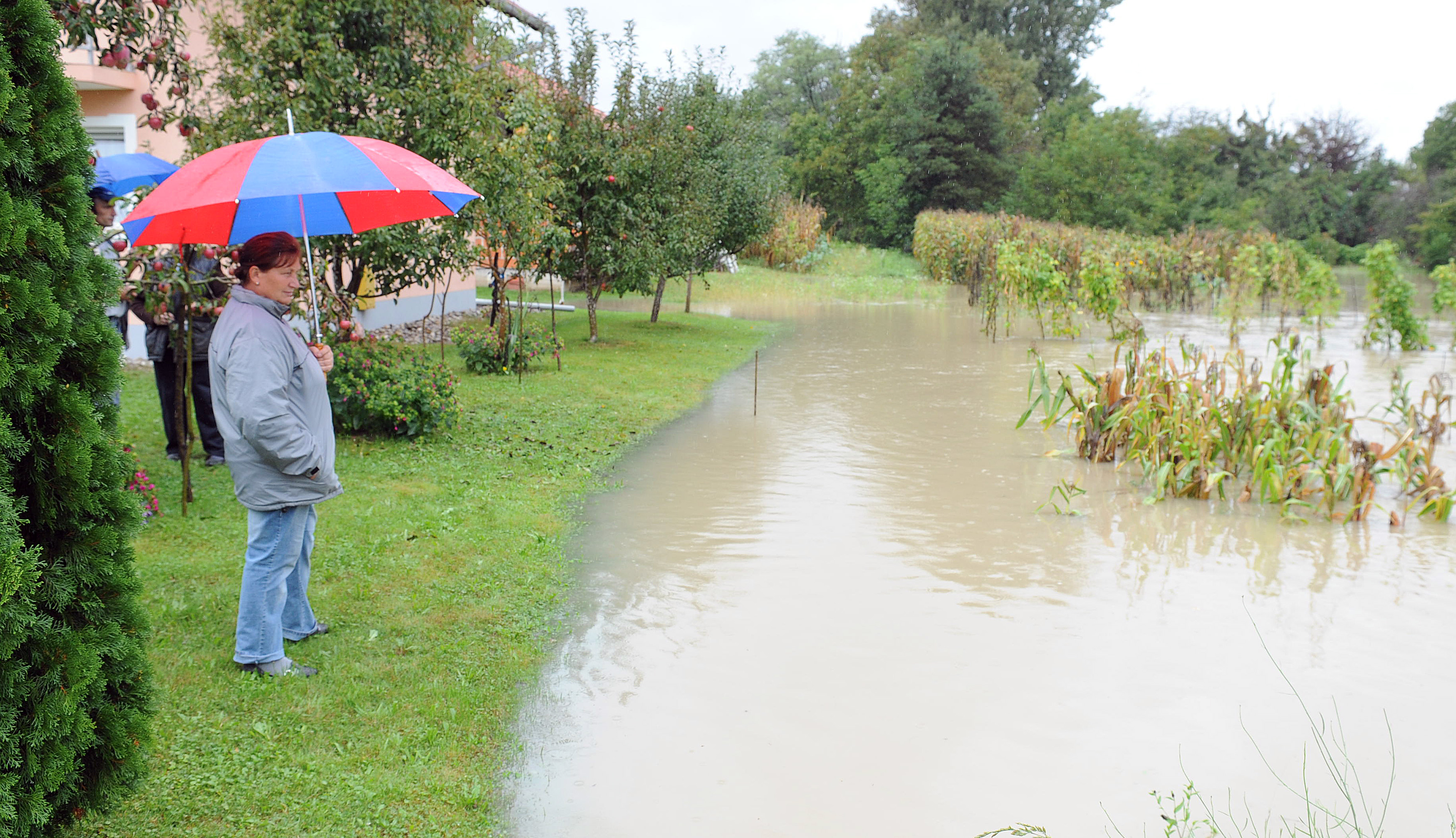 Rijeka Krapina se izlila iz svog korita nakon nekoliko dana neprekinutih kiša te je poplavila kuće i podrume u Zaprešiću, a vodostaj rijeke Save i dalje raste, Foto: Damir Krajac / CROPIX