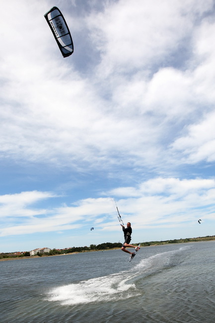 Zadar, 230610.
Bura na podrucju Nina najvise razveseli surfere i kitere koji uzivaju surfajuci okolnim plazama.
Foto : Vladimir Ivanov / CROPIX