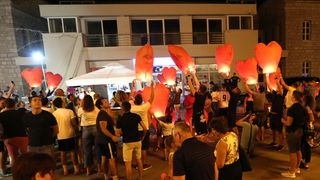 U Vodicama pušteni lampioni za tragično stradale vatrogasce na Kornatima U Vodicama pušteni lampioni za tragično stradale vatrogasce na Kornatima