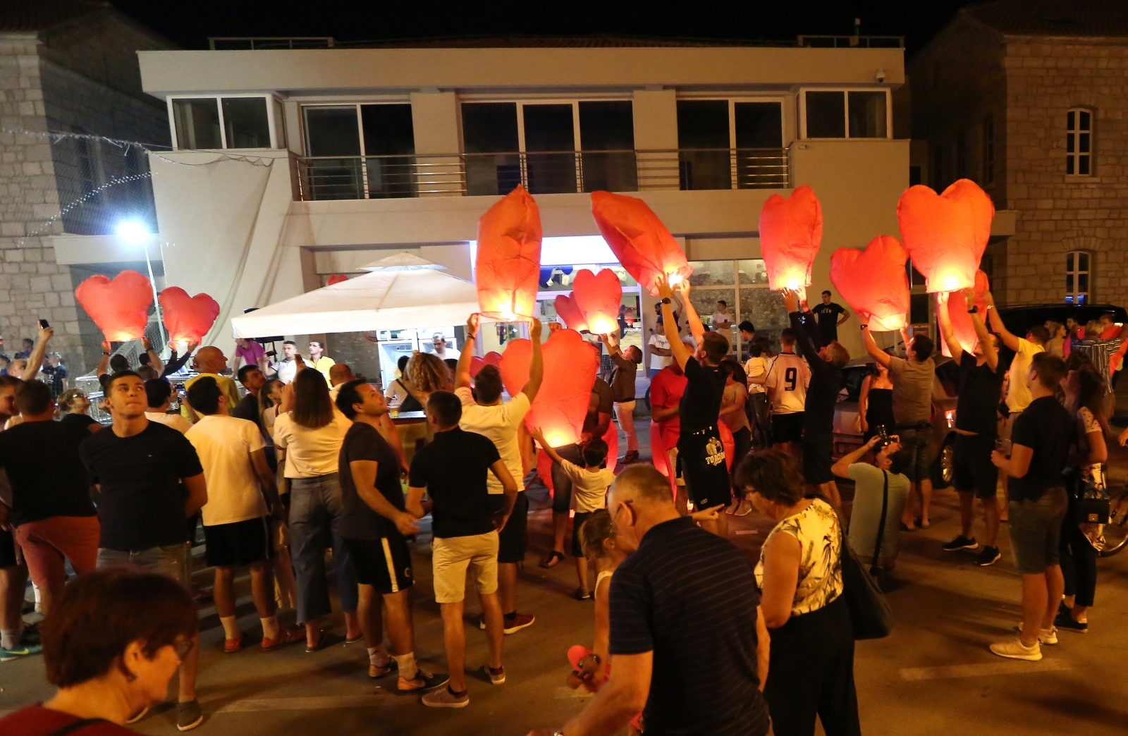 U Vodicama pušteni lampioni za tragično stradale vatrogasce na Kornatima U Vodicama pušteni lampioni za tragično stradale vatrogasce na Kornatima