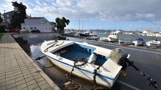 Orkanski Lebić bacao barke po cesti. Foto: Dino Stanin/PIXSELL