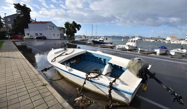 Orkanski Lebić bacao barke po cesti. Foto: Dino Stanin/PIXSELL